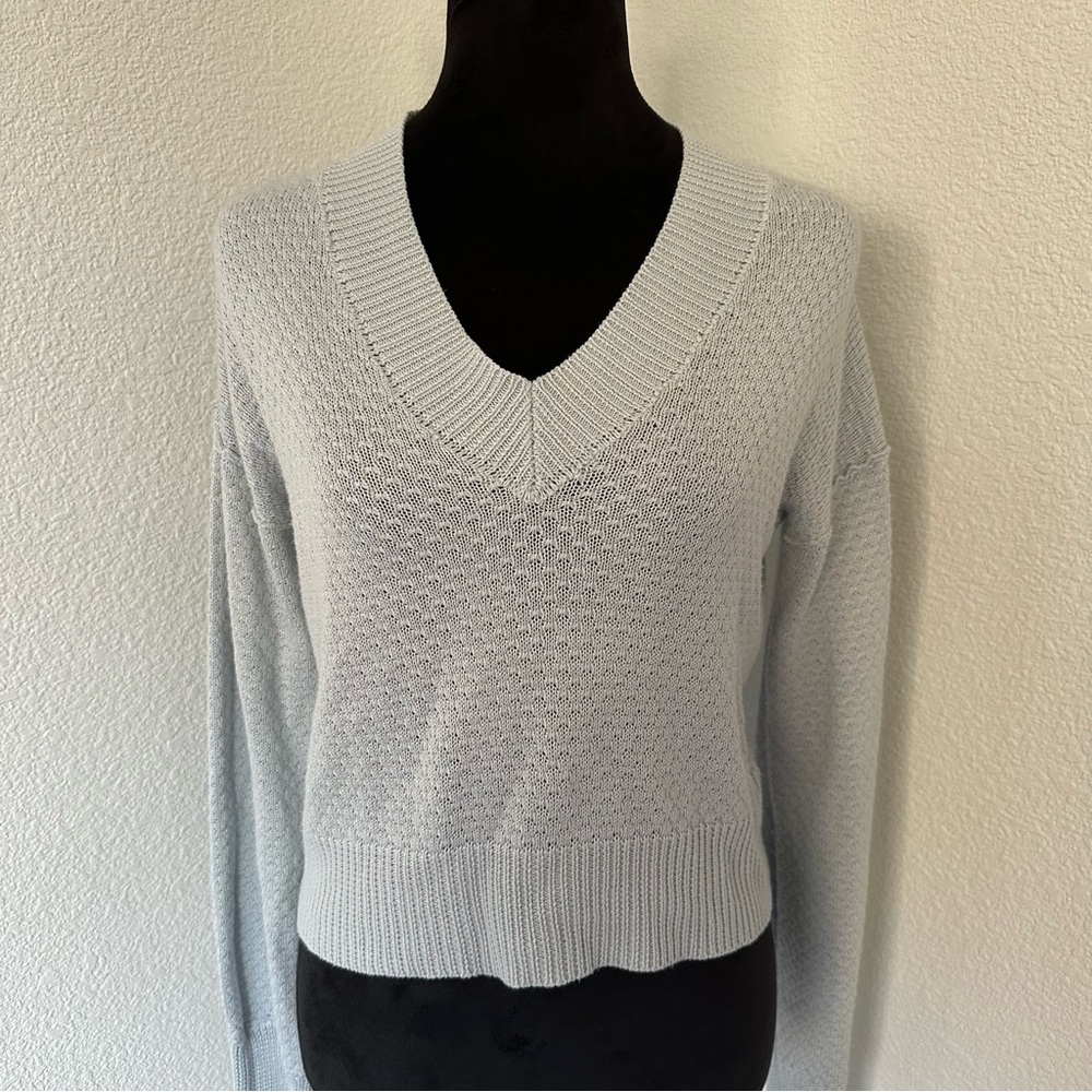 Hippie Rose Light Blue Textured Knit V-Neck Sweater
Size Small‎
